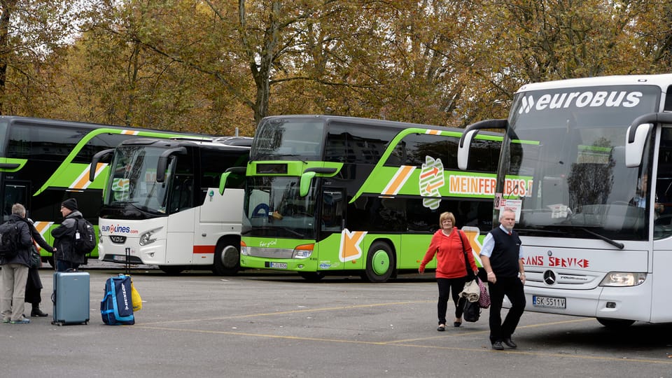 Bus da eurobus e Flixbus sin ina plazza da parcar gronda.