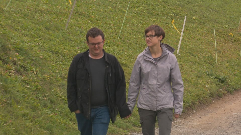 Marcel Köhle e sia partenaria maun en maun.