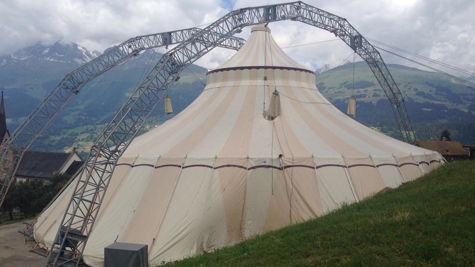 La tenda a Cuort cun ina magnifica survista encunter Vuorz e Breil 