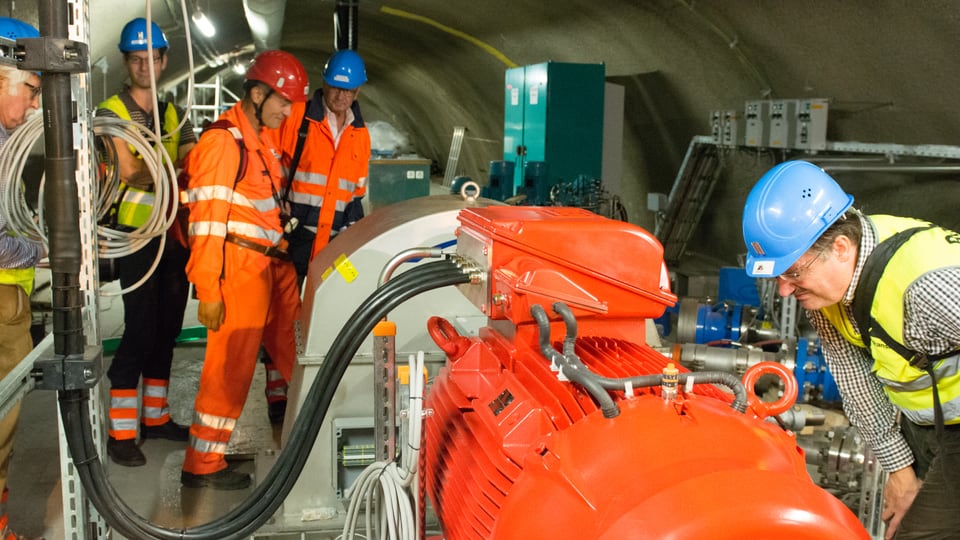 Turbina e generatur da l’ovra idraulica pitschna en il tunnel.