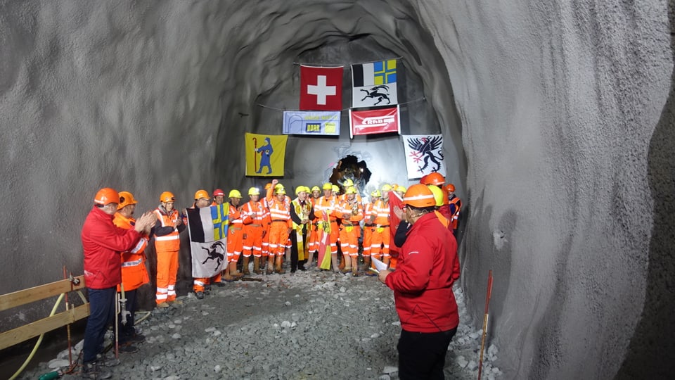 Applaus per ils miniers ch'han lavurà bun trais onns en il tunnel da l'Alvra.