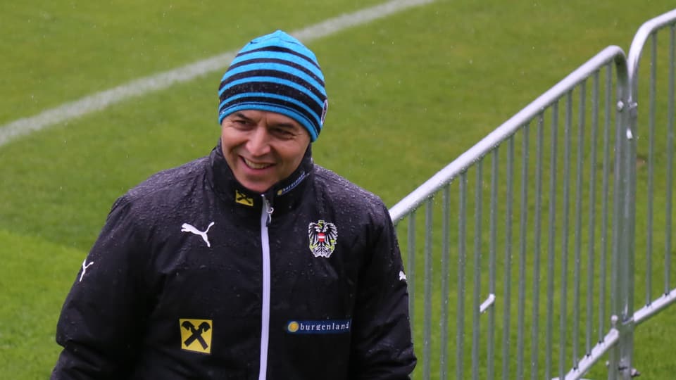 Il trenader da l'equipa naziunala Austriaca Marcel Koller en la plievgia da Schluein