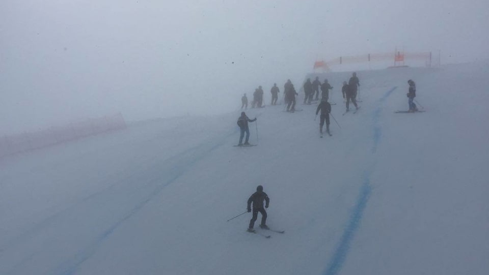 Il militar glischna cun ils skis da la pista da cursa giuadora.