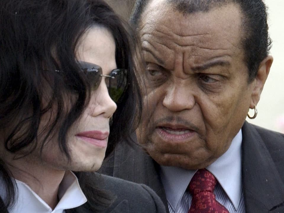 Purtret da Michael Jackson cun ses bab Joe