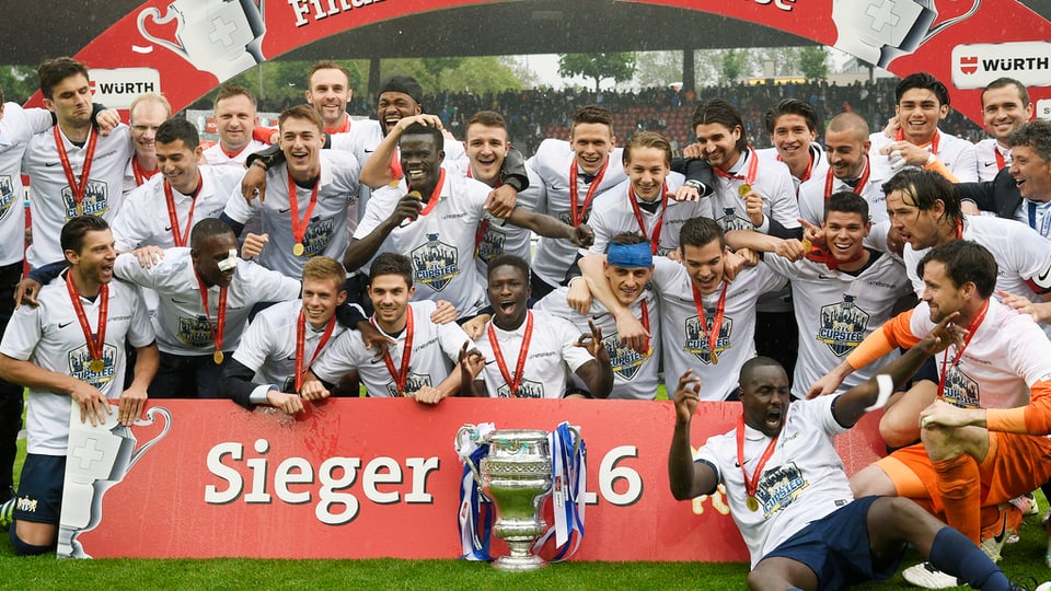 la squadra stat nà per ils fotografs.