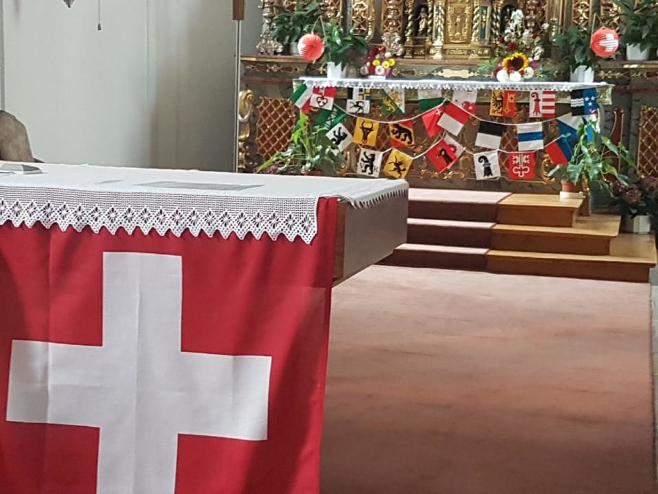 L'altar d'ina baselgia ch'è decorà.