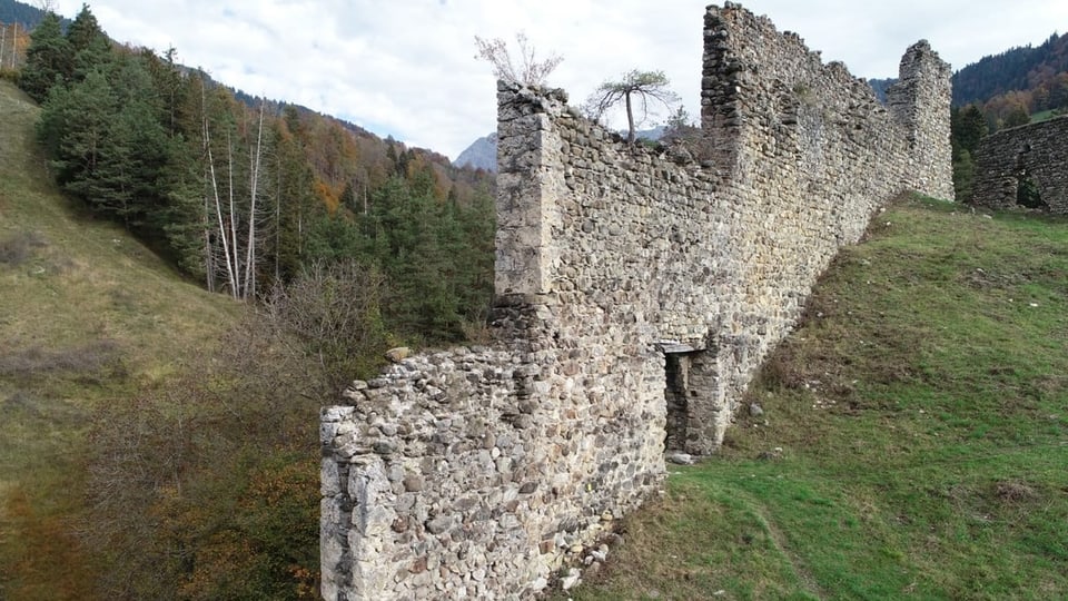 Die Schildmauer der Burgruine Solavers.