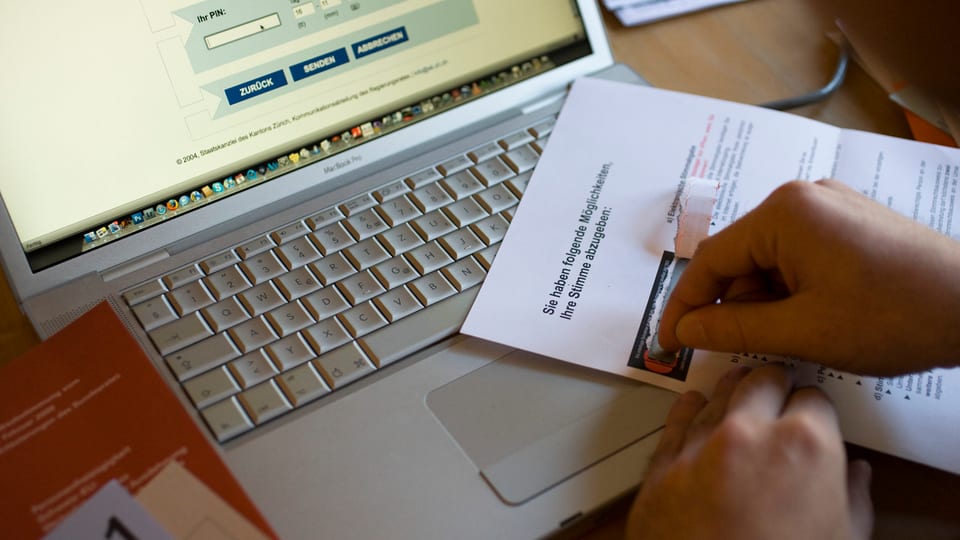 Ina persuna survegn il code per votar electronic