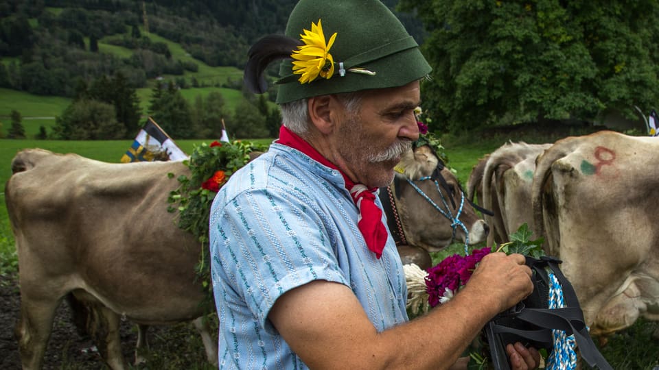 Robert Caprez, cun ina ornament e davos tir las vatgas. 