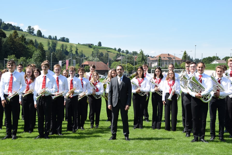 musicantas e musicants vestgids cun chautscha naira e chamischa alva stattan sin in prà