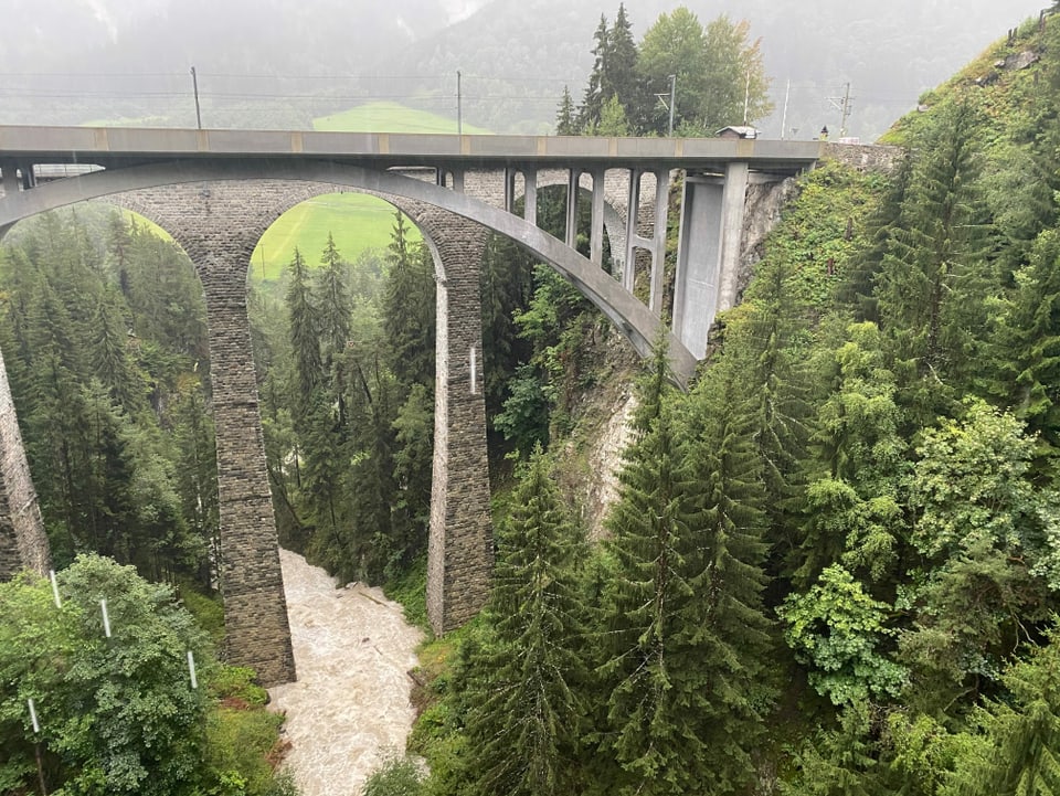 L’aua da la val Russein, sut la punt gronda.