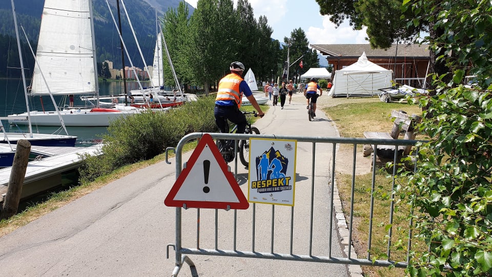 Ina deschina da tavlas fa attent a bikers e viandants da sa respectar vicendaivel. 