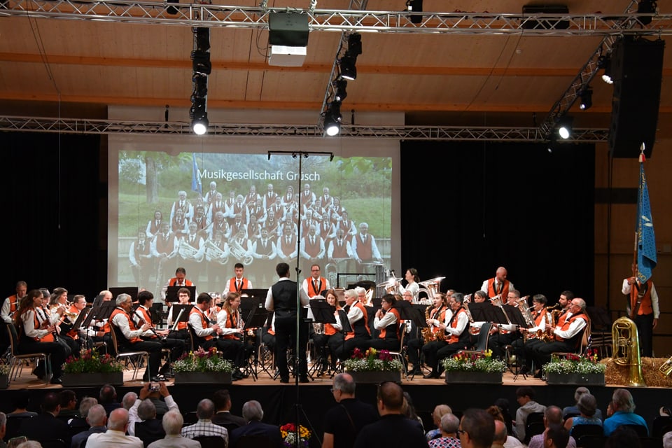 Musikverein Grüsch spielt auf der Bühne.