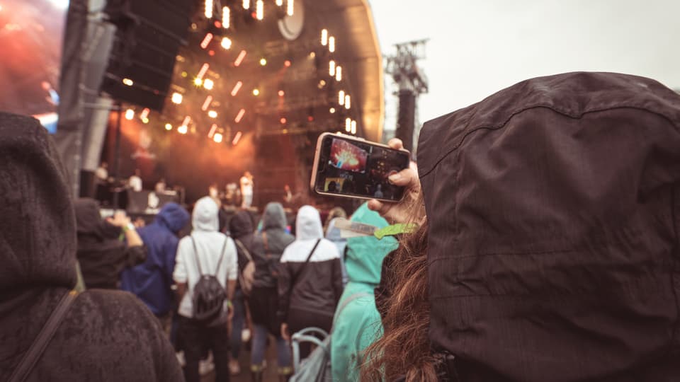 Dunna fa in filmin cun telefonin dal concert da Loco Escrito