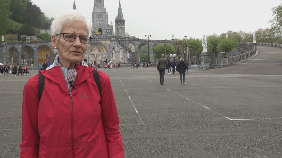 Giuanna Capaul vor der Kathedrale von Lourdes