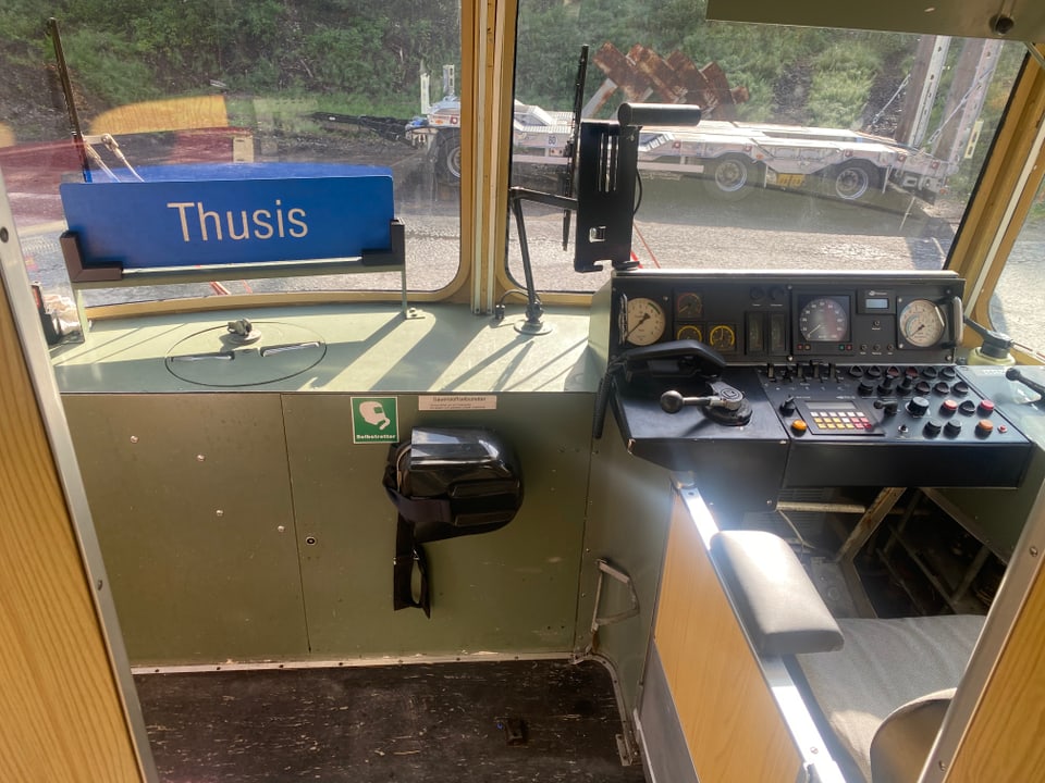 blick ins cockpit des ausrangierten zuges