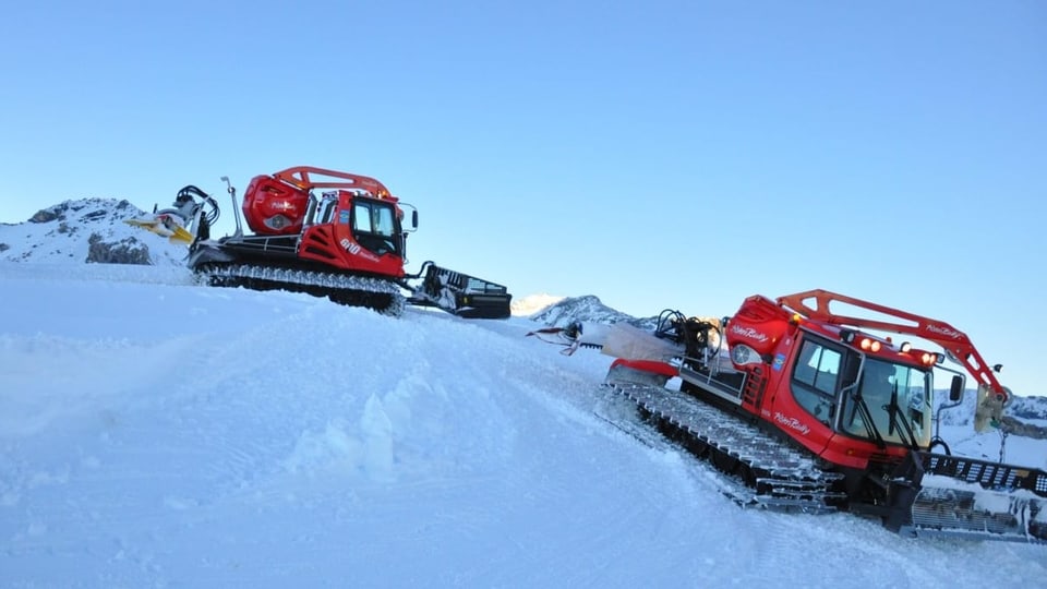 Pistenmaschinen präparieren für die Skifahrer den Schnee