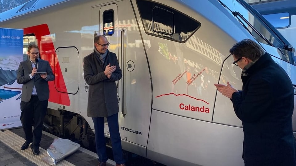 Martin Candinas e Benedikt Würth vid inaugurar la locomotiva grischa cun scrit si «Calanda».