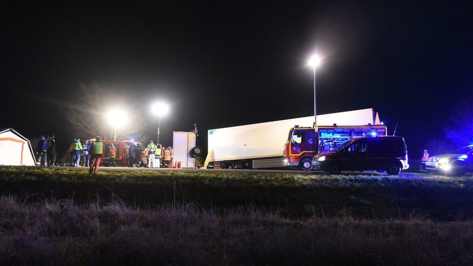 Il lieu d'in accident sclerì cun glischs artifizialas.