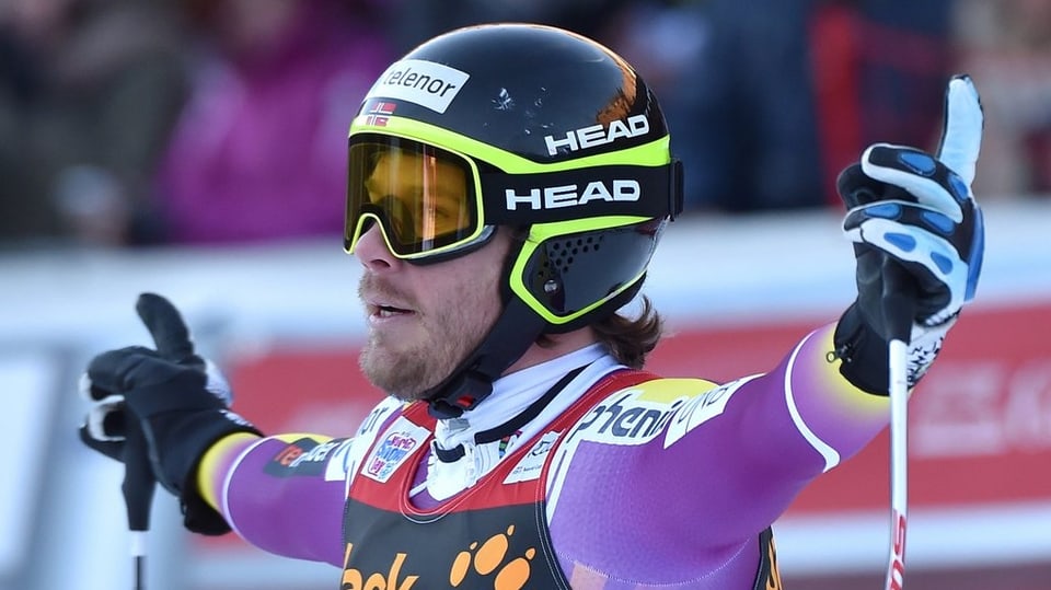 Kjetil Jansrud suenter la cursa rapida en l'arrivada.