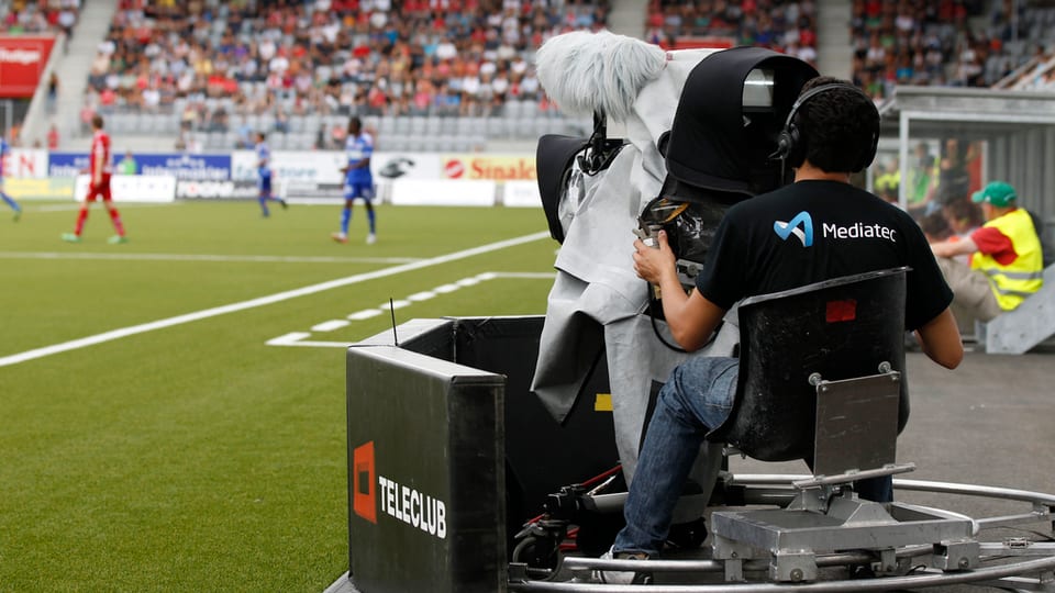 La CumCo renfatscha che Teleclub controllescha il martgà tar la transmissiun da gieus da ballape e hockey.