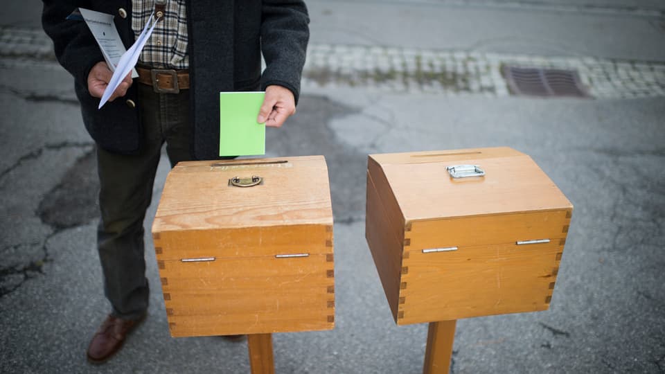 Duas urnas da votaziun a Sursaissa. 