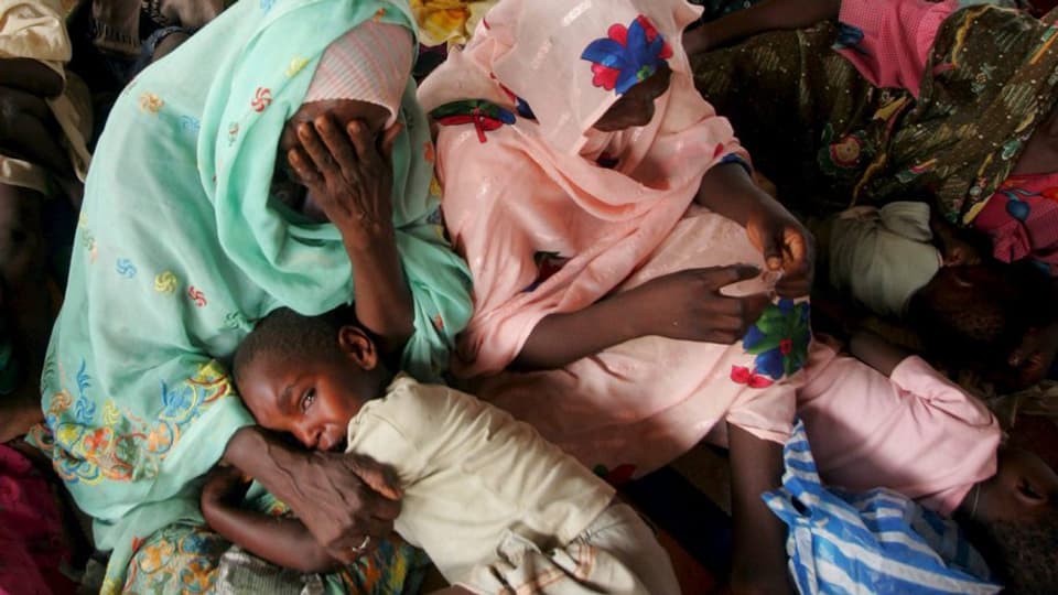 Duas dunnas dal Sudan dal Sid sesan giun plaun, sin la schanuglia giascha in uffant e bragia