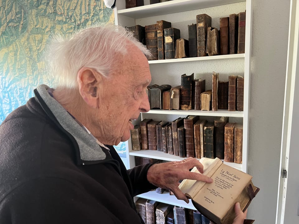 Alexi Decurtins in seiner Bibliothek.