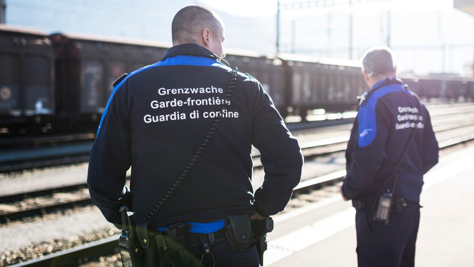 guradias da cunfin sin ina staziun da tren