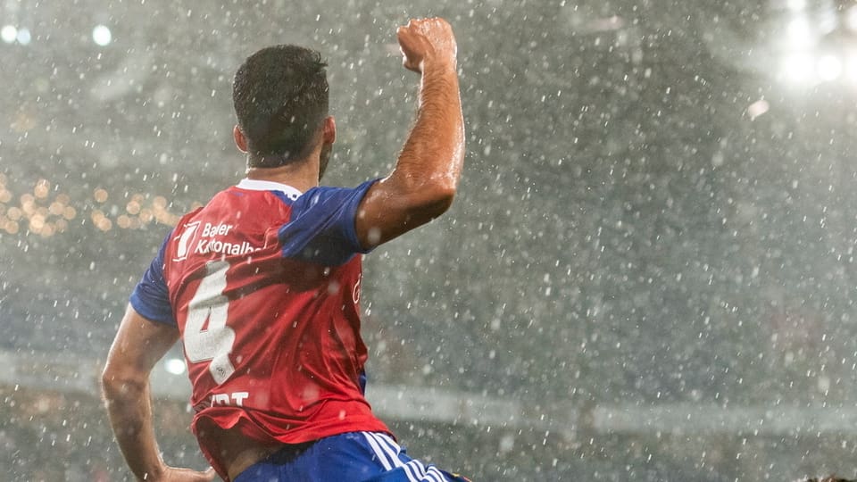 Il giugader Cömert da Basilea celebrescha ses gol. 