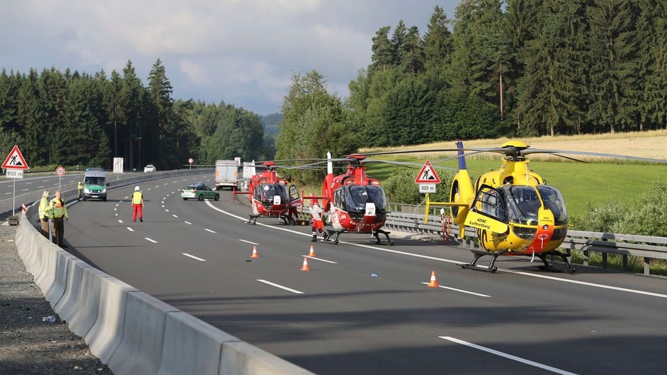 Purtret da trais helicopters sin l'autostrada. 