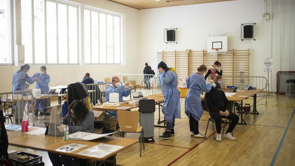 halla da gimnastica nua che persunal medicinal fa tests da corona