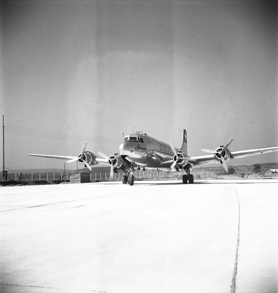 Die erste gelandete Maschine, eine Douglas DC-4 der Swissair, am 14. Juni 1948.