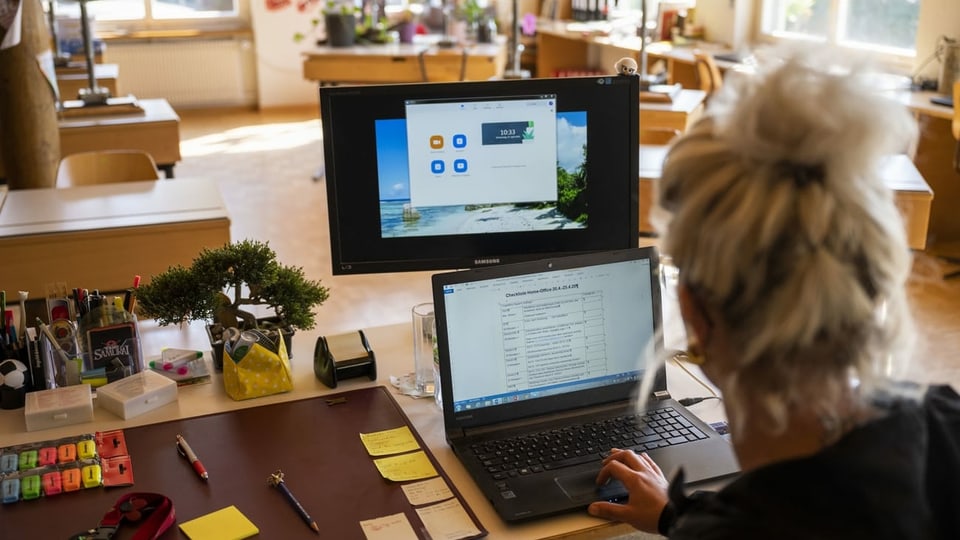 scolasta sesa en stanza da scola vida avant ses computer