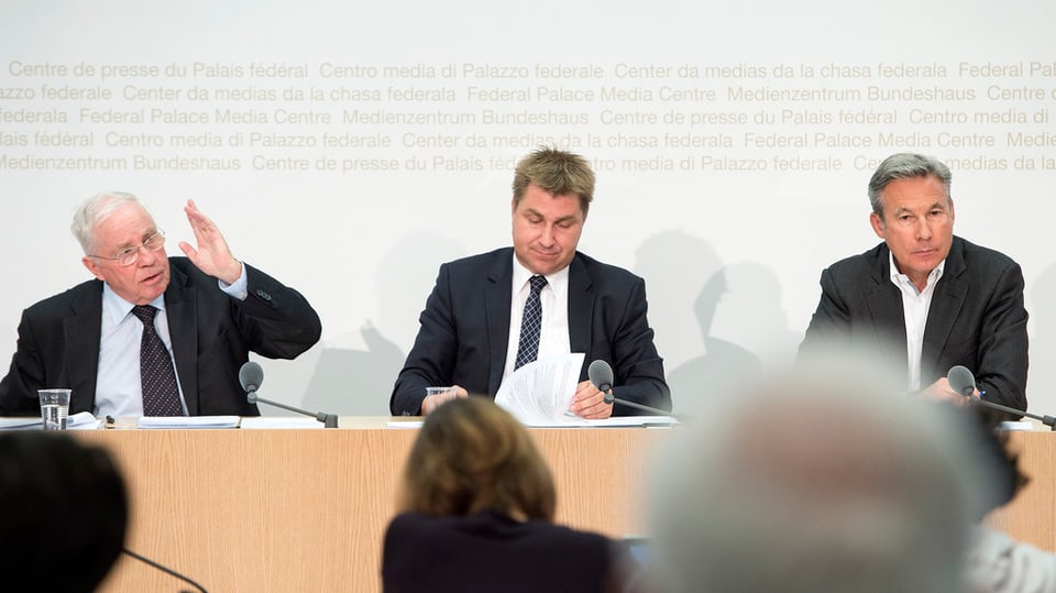 Christoph Blocher discurra davart il dretg d'asil.