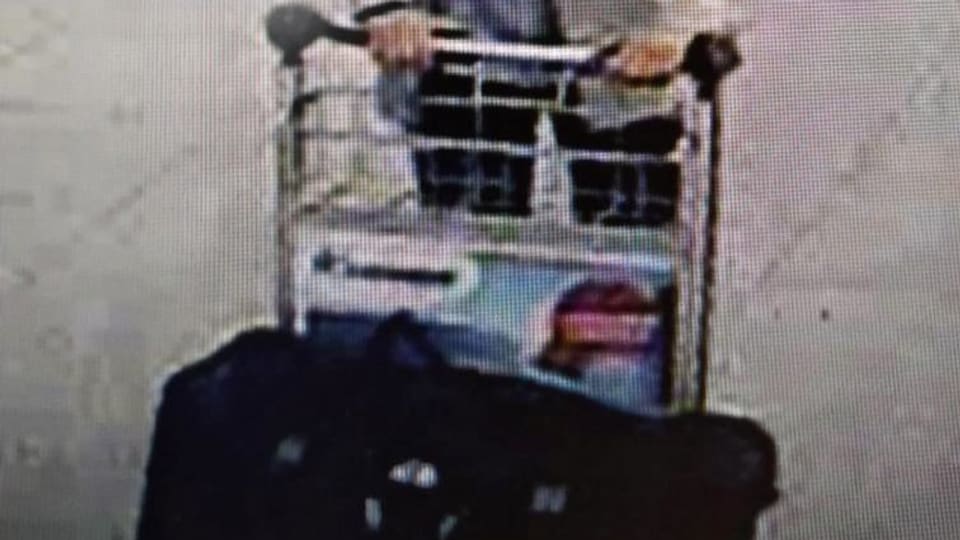 Attentader da Brüssel, ins vesa mo ils mauns che stumplan in charet cun ina valisch naira