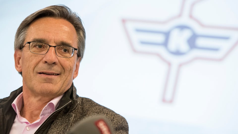 Conferenza da medias a Kloten: Hans-Ulrich Lehmann infurmescha davart l'acquisiziun.