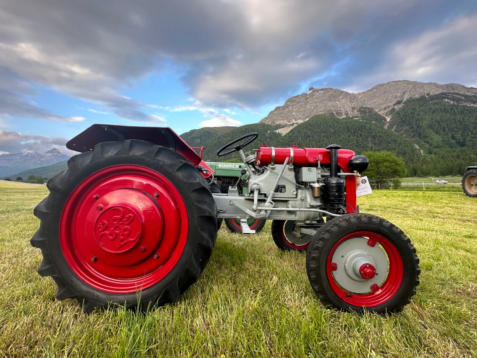 Oldtimer Traktor mit Bergen im Hintergrund