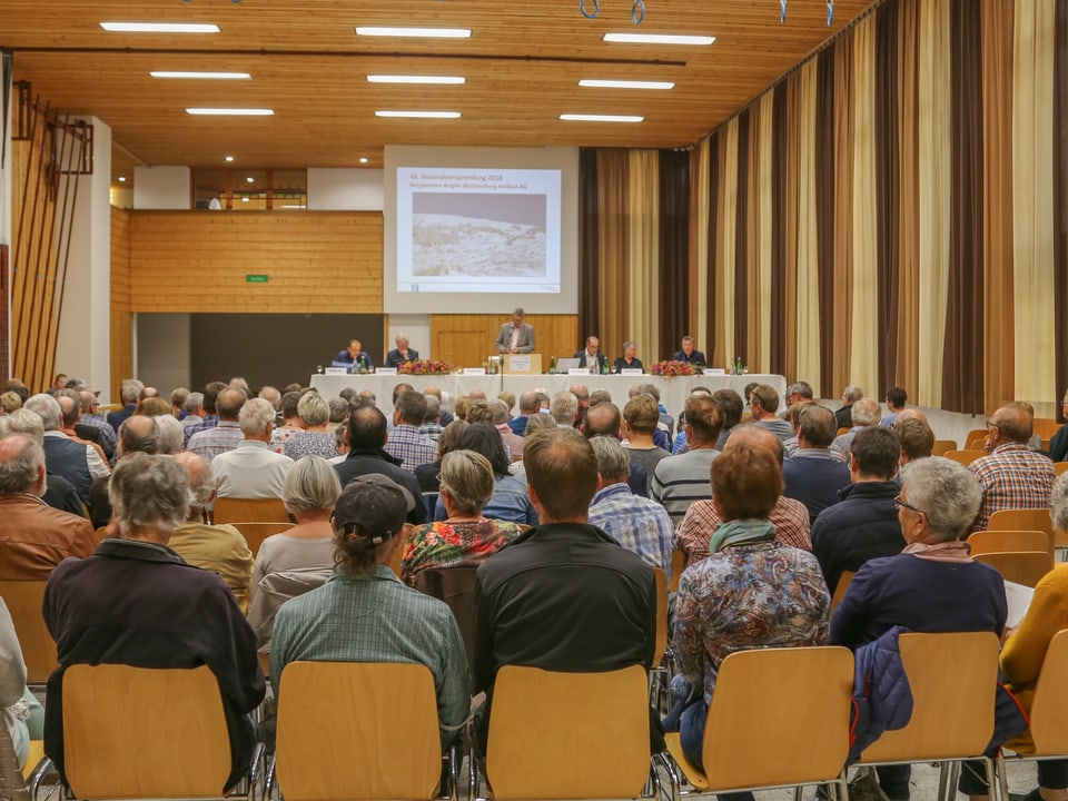 Durant la radunanza da las pendicularas da Breil, la sala cun ils acziunaris. 