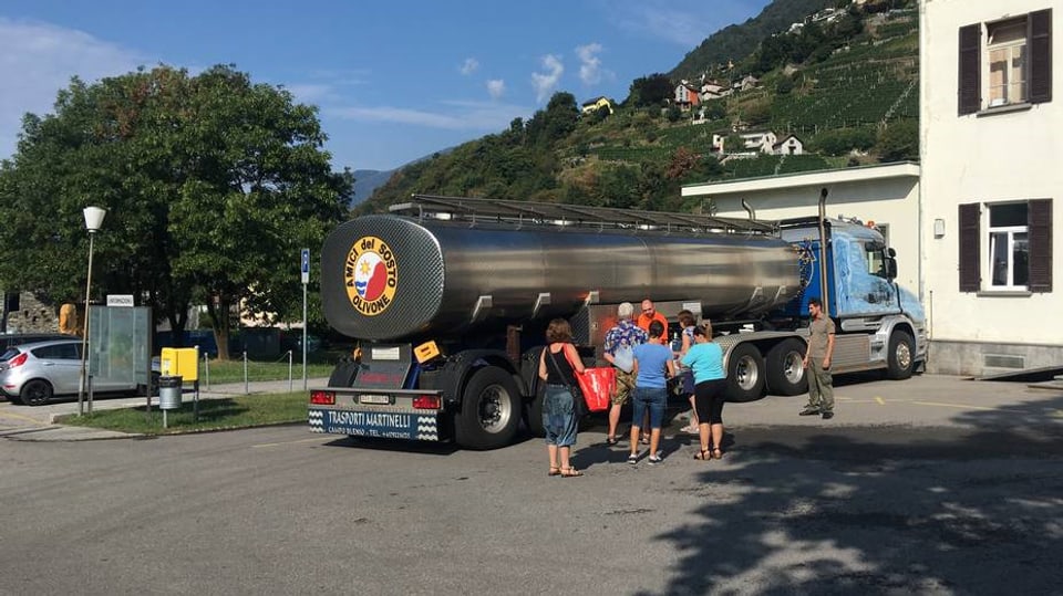 Pliras persunas spetgan dasper in camiun cun aua schubra.