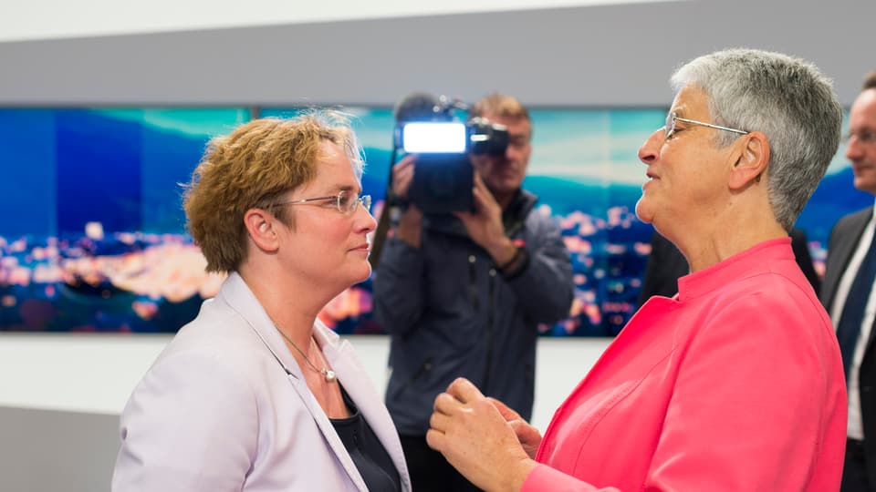 Magdalena Martullo Blocher e Silva Semadeni discurran ensemen.