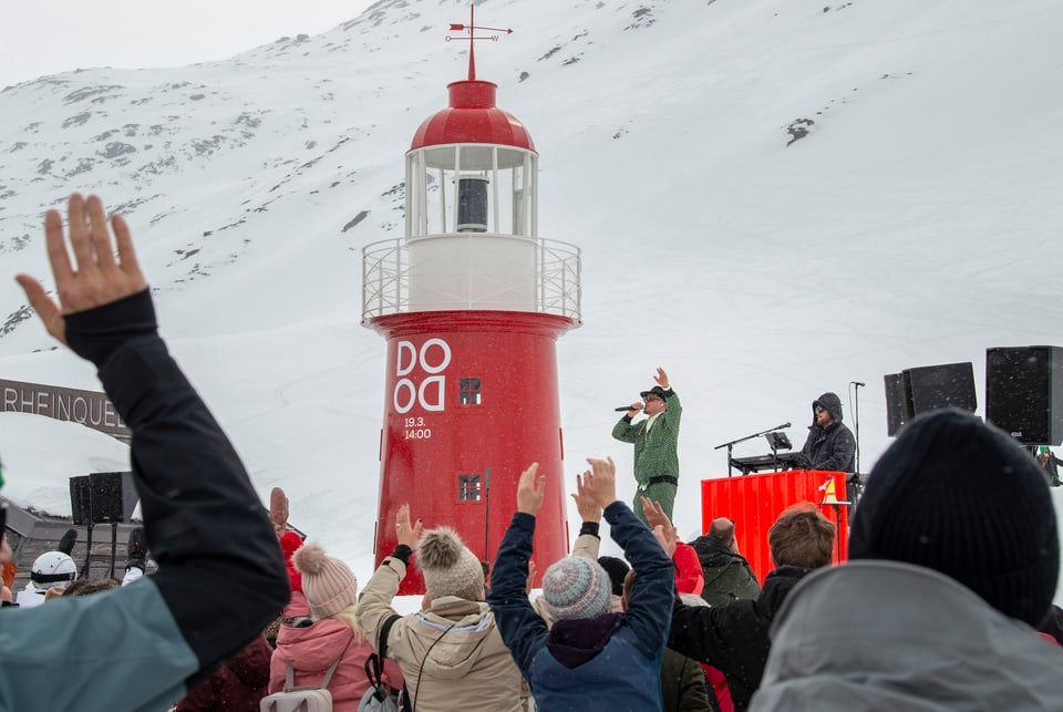 Dodo rockt mit Kindern aus Sedrun auf dem Oberalp. 