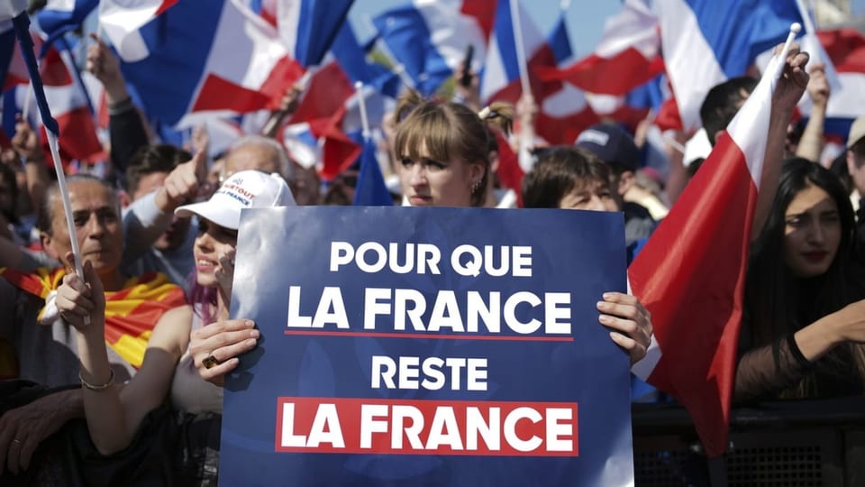 Resta Emmanuel Macron president da la terra u datti ina midada a la testa?
