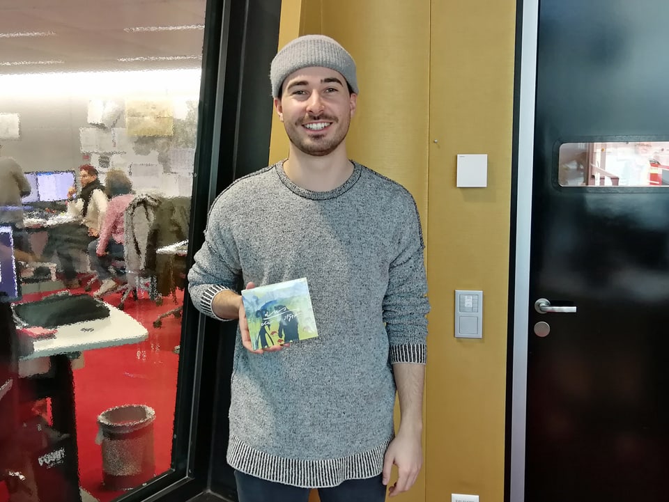 Gino Carigiet è losch da ses disc nov Gino Carigiet cun ses disc nov en il studio dad RTR