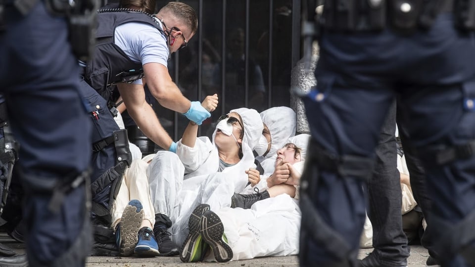 Polizia che arresta activists.