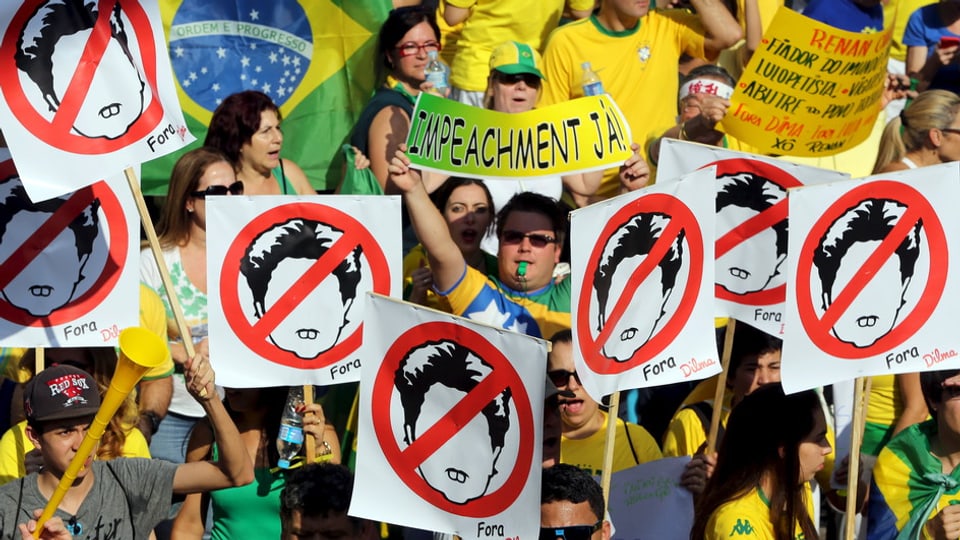 Ils demonstrants pretendan la demissiun da la presidenta Dilma Rousseff.