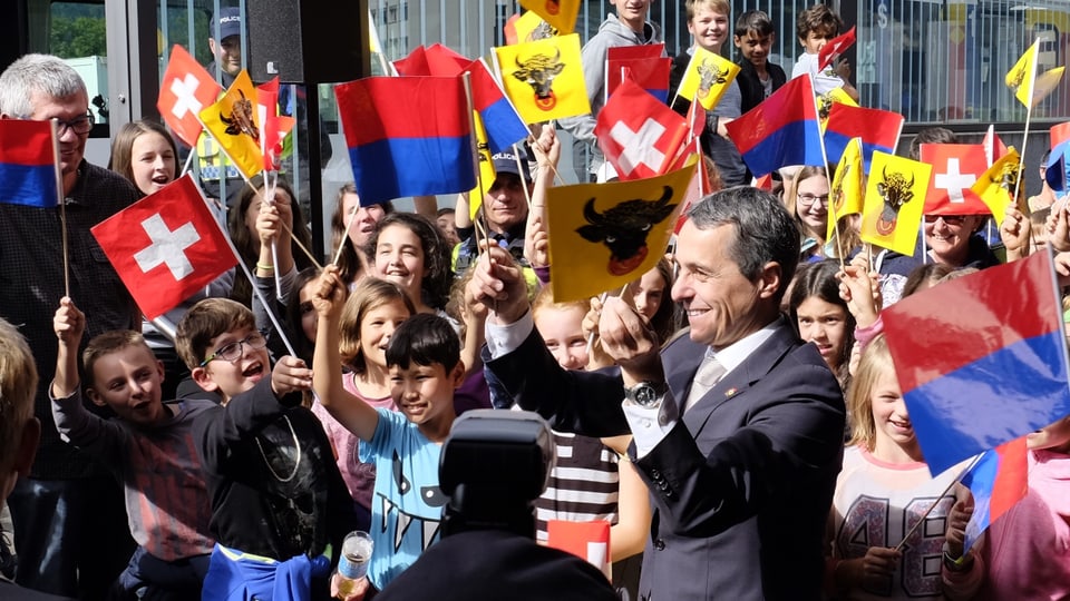 Ignazio Cassis cun ina bandiera dal chantun Uri enta maun.