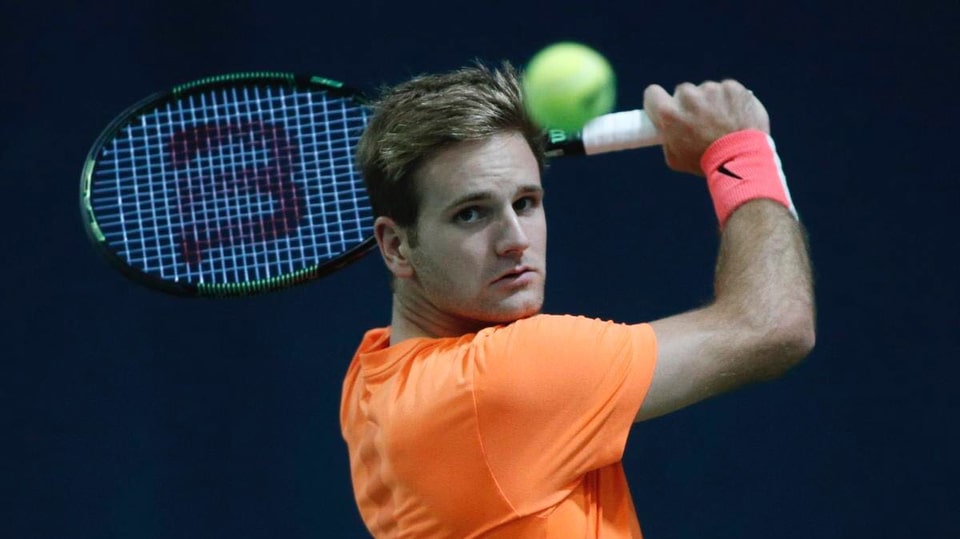 Roger Lang en acziun. El porta in t-shirt oransch. Ins vesa el mez-datiers en la foto. El tegn il racket da tennis dsur il schui per sittar la balla che sgola gist encunter ad el.