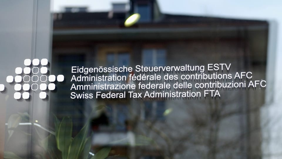 L'isch da l'Administraziun federala da taglia cun inscripziun en 4 linguas. 