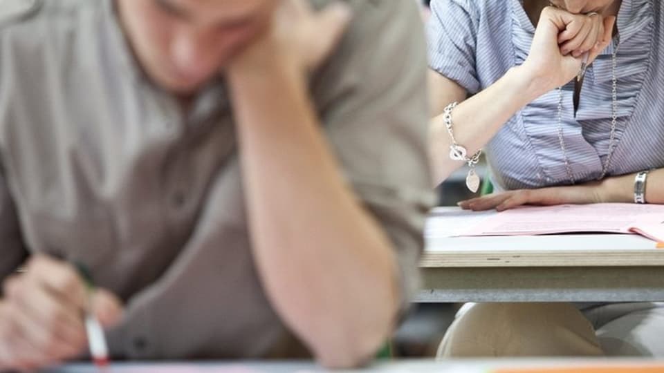 Students vid far in examen
